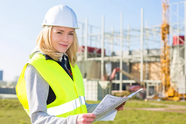 Retrato de una trabajadora atractiva en una obra de construcción — Foto de Stock
