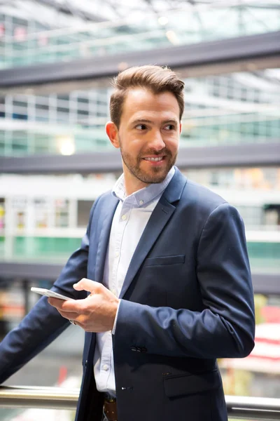 Junger attraktiver Geschäftsmann mit Smartphone — Stockfoto