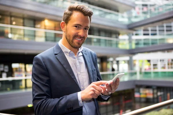 Joven hombre de negocios atractivo usando teléfono inteligente —  Fotos de Stock