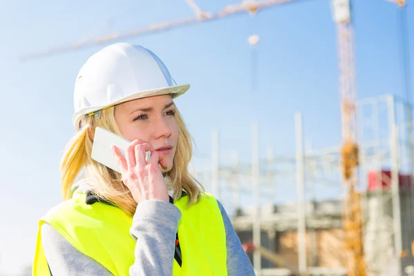 Portrait of an attractive woman worker on a construction site — Stock Photo, Image