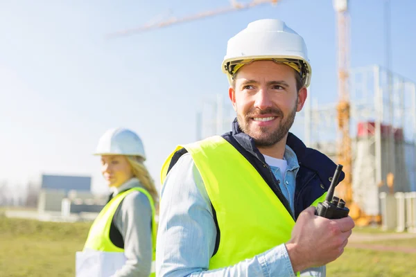 Portrait of a team of two workers on a construction site — Stock Photo, Image