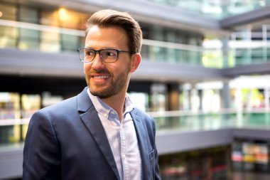 Gözlüklü genç çekici iş adamı