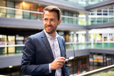 Gözlüklü genç çekici iş adamı