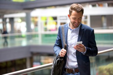 Smartphone kullanarak genç çekici iş adamı