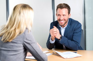 Genç çekici işveren bir iş görüşmesi için bir kadının işi