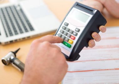 Biri doktor kredi kartıyla ödeme görünümünü kapat