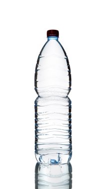 Beyaz arka planda izole edilmiş bir şişe su.