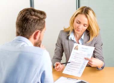 iş görüşmesi sırasında genç çekici kadın