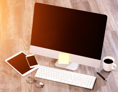 İşadamı Danışma dizüstü bilgisayar ile yüksek tanımlı ahşap, tablet bir