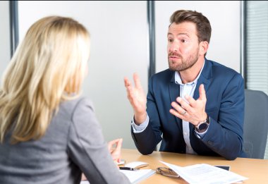 Genç çekici işveren bir iş görüşmesi için bir kadının işi