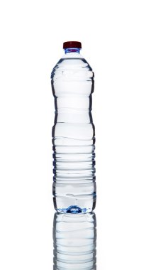 Beyaz arka planda izole edilmiş bir şişe su.