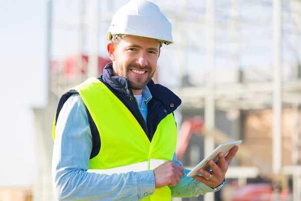 Retrato de un trabajador atractivo en una obra de construcción — Foto de Stock