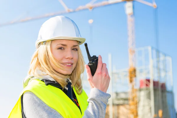 Portrait of an attractive woman worker on a construction site — Stock Photo, Image