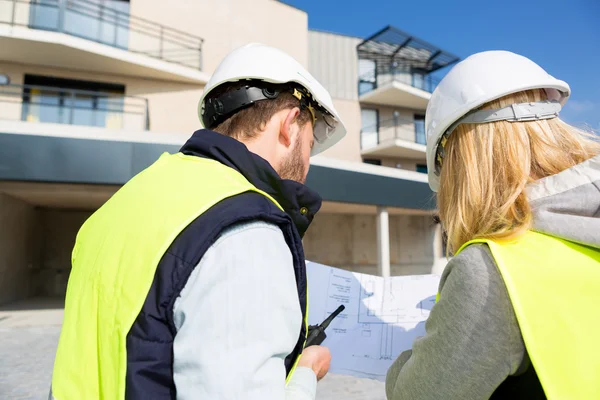 Worker and enginner checking last details before delivery — Stock Photo, Image