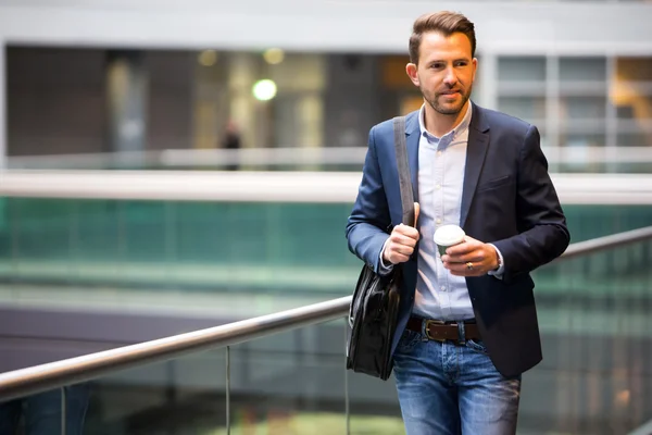 Junger attraktiver Geschäftsmann mit Smartphone — Stockfoto