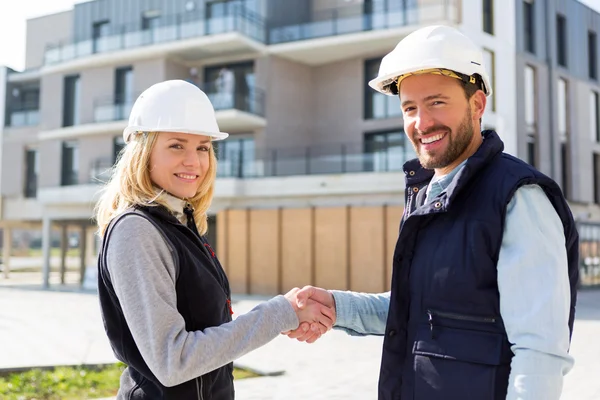 Architect and worker handshaking on construction site — Stock Photo, Image