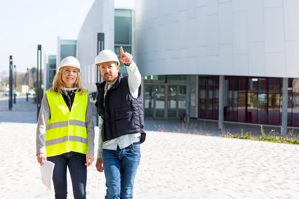 Ingeniero y Arquitecto comprobando los últimos detalles de una construcción s — Foto de Stock