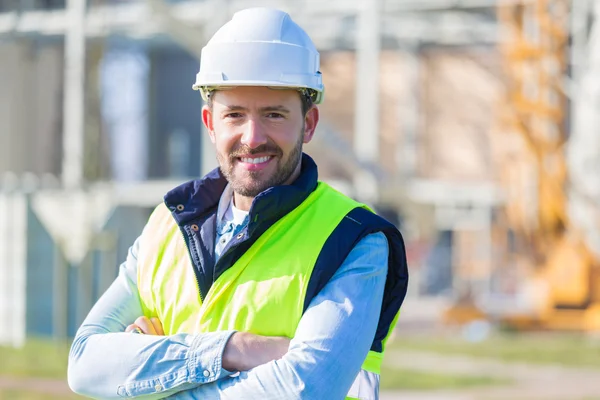 portre çekici bir işçinin bir inşaat sitesinde 