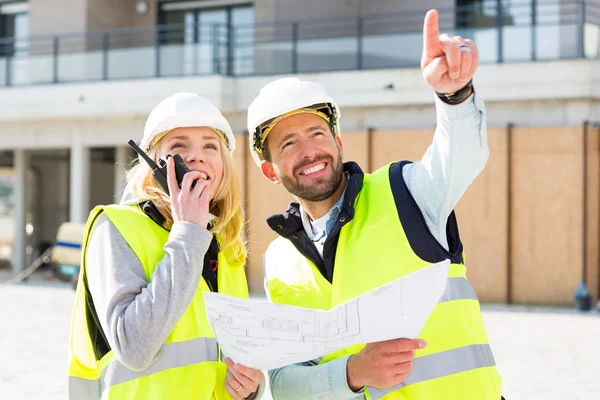 Worker and enginner checking last details before delivery — Stock Photo, Image