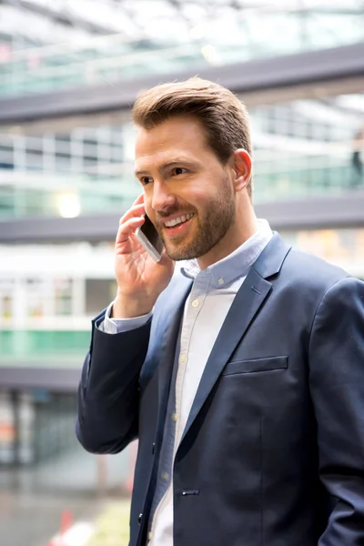 Junger attraktiver Geschäftsmann mit Smartphone — Stockfoto