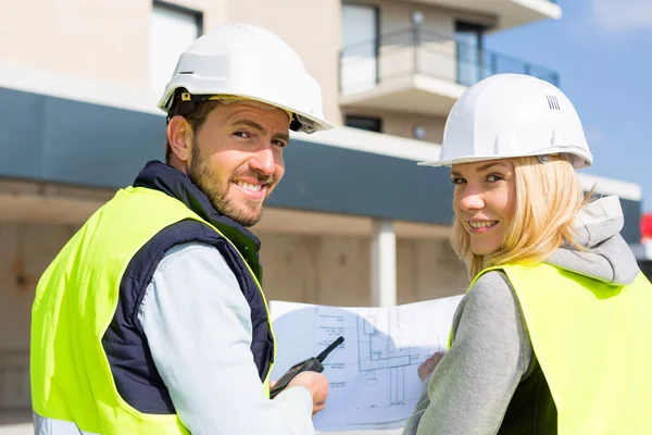 Lavoratore e enginner controllano gli ultimi dettagli prima della consegna — Foto Stock