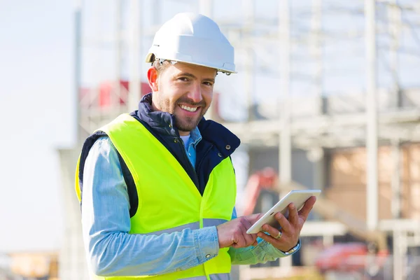 Retrato de un trabajador atractivo en una obra de construcción — Foto de Stock