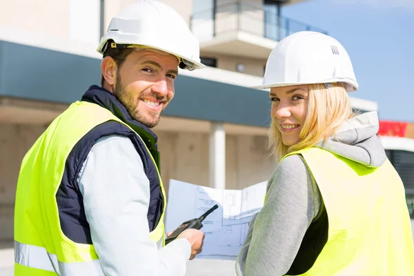 Worker and enginner checking last details before delivery — Stock Photo, Image