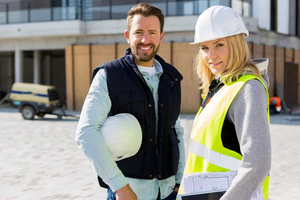 Retrato de un equipo de trabajadores al final de la construcción — Foto de Stock