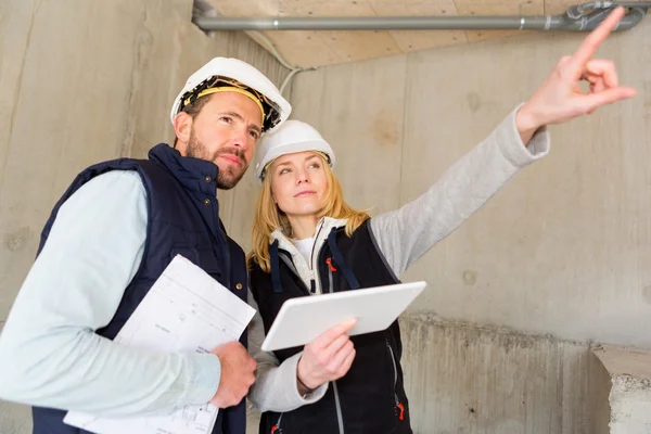 Two workers checking last details on a construction site — Stock Photo, Image