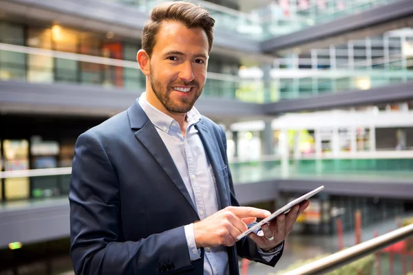 Junger attraktiver Geschäftsmann mit Tablet — Stockfoto