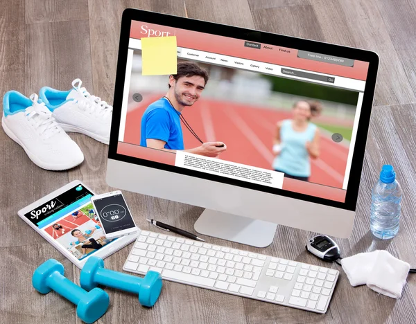 Scrivania sportiva in legno ad alta definizione con laptop, tablet e — Foto Stock