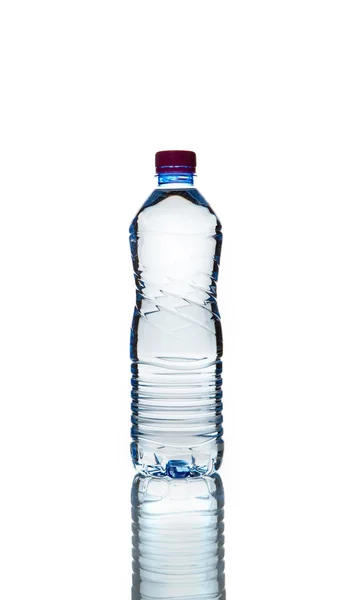 Flasche Wasser isoliert auf weißem Hintergrund — Stockfoto