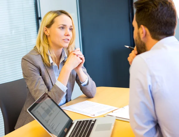 Giovane donna attraente durante il colloquio di lavoro — Foto Stock