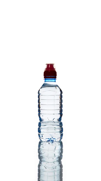Flasche Wasser isoliert auf weißem Hintergrund — Stockfoto
