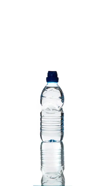 Flasche Wasser isoliert auf weißem Hintergrund — Stockfoto