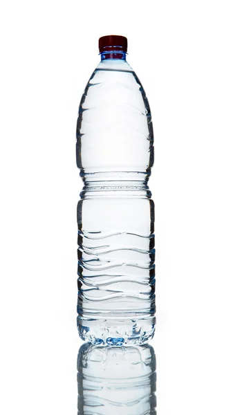 Beyaz arka planda izole edilmiş bir şişe su. — Stok fotoğraf