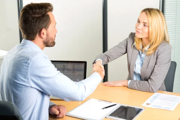 Mladá atraktivní žena handshaking ke konci pohovoru — Stock fotografie