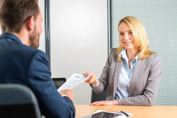 Joven atractiva mujer durante la entrevista de trabajo — Foto de Stock