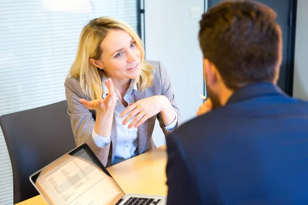 Jonge aantrekkelijke vrouw tijdens sollicitatiegesprek — Stockfoto