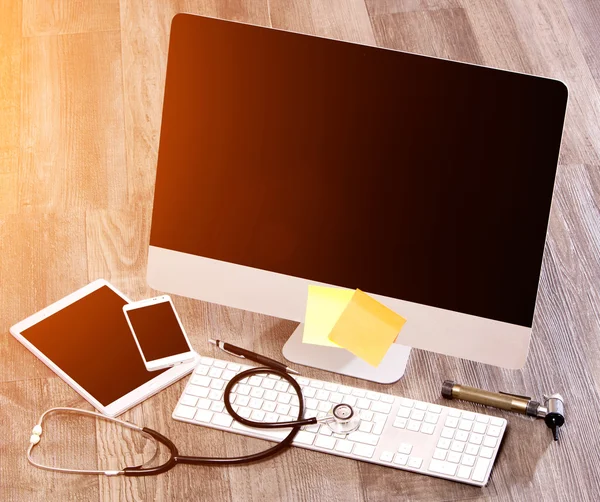 Mesa de madeira médico em alta definição com laptop, tablet e mo — Fotografia de Stock