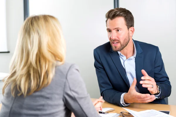 Unga attraktiva arbetsgivaren gör en anställningsintervju till en kvinna — Stockfoto