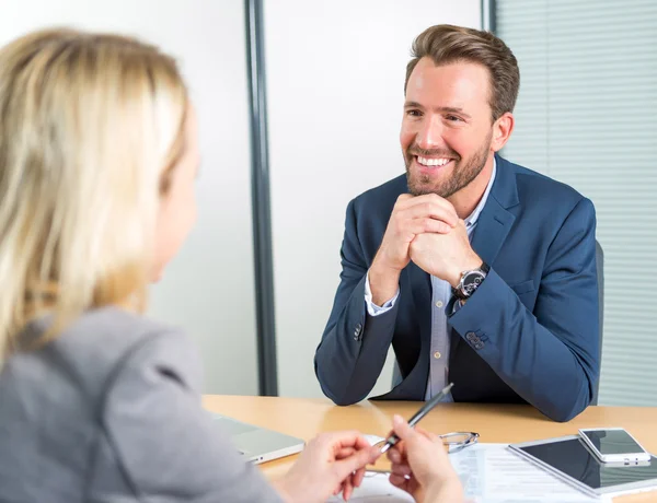 Junger attraktiver Arbeitgeber bei einem Vorstellungsgespräch mit einer Frau — Stockfoto