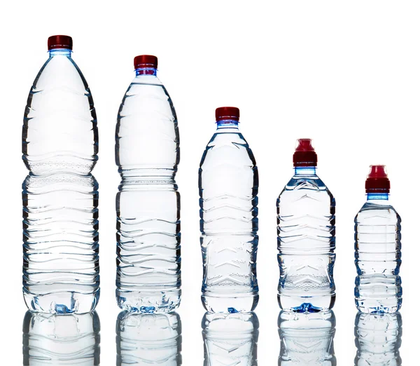 Fles water geïsoleerd op een witte achtergrond — Stockfoto