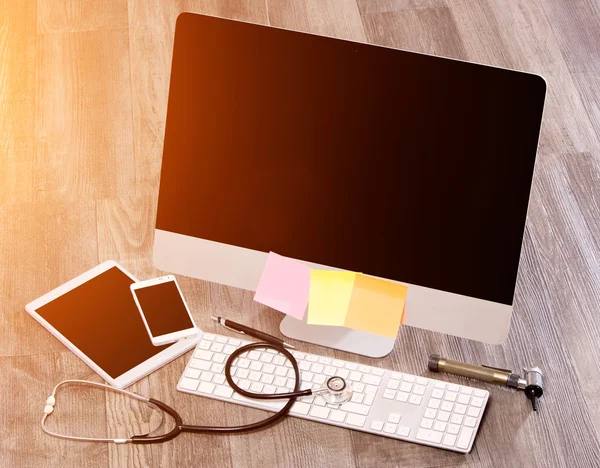 Mesa de madeira médico em alta definição com laptop, tablet e mo — Fotografia de Stock