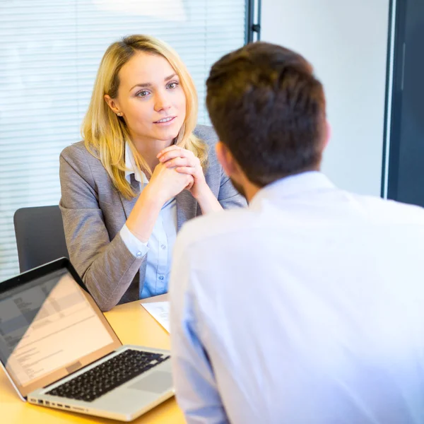 Jonge aantrekkelijke vrouw tijdens sollicitatiegesprek — Stockfoto