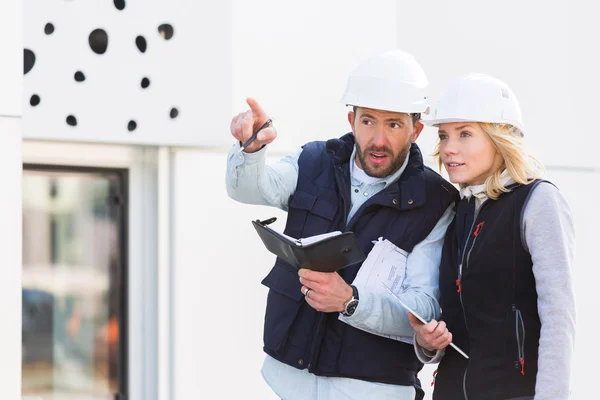 Ingeniero y arquitecto citas próxima cita en una construcción — Foto de Stock