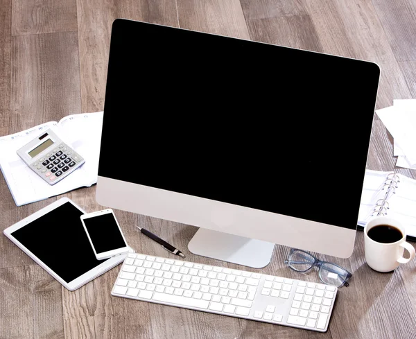 Bureau d'homme d'affaires en haute définition avec ordinateur portable, tablette et mo — Photo