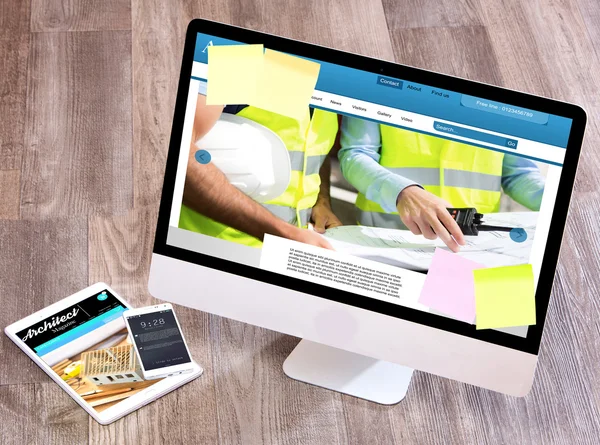 Mesa do arquiteto de madeira em alta definição com laptop, tablet e — Fotografia de Stock