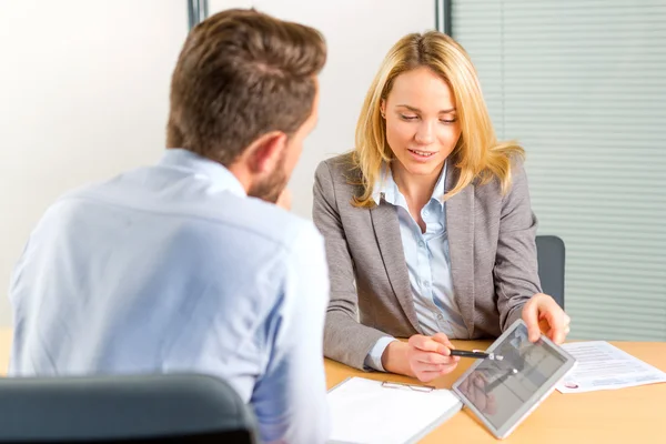 Ung attraktiv kvinna under jobbintervju med hjälp av Tablet PC — Stockfoto