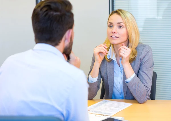 Junge attraktive Frau beim Vorstellungsgespräch — Stockfoto